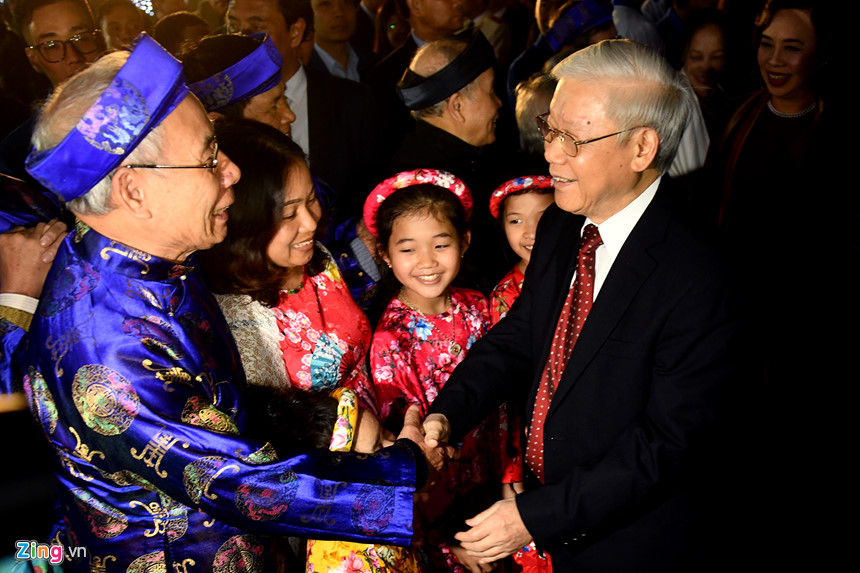 Tổng bí thư Nguyễn Phú Trọng chúc Tết người dân ở phố đi bộ